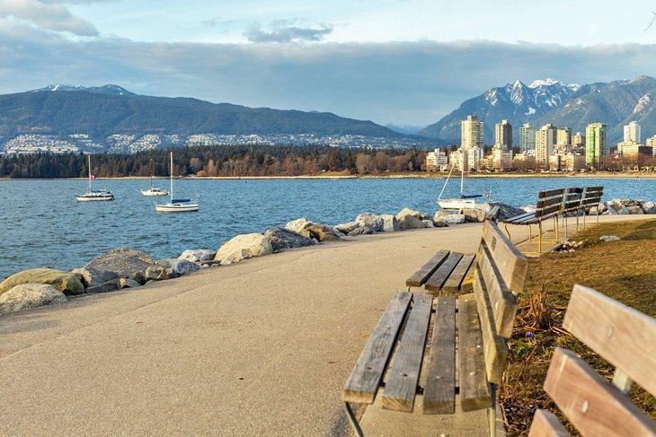 Bänke und Seawall im Hadden Park mit Blick auf Vancouver
