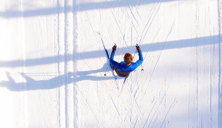 Vue aérienne d'un skieur de skating