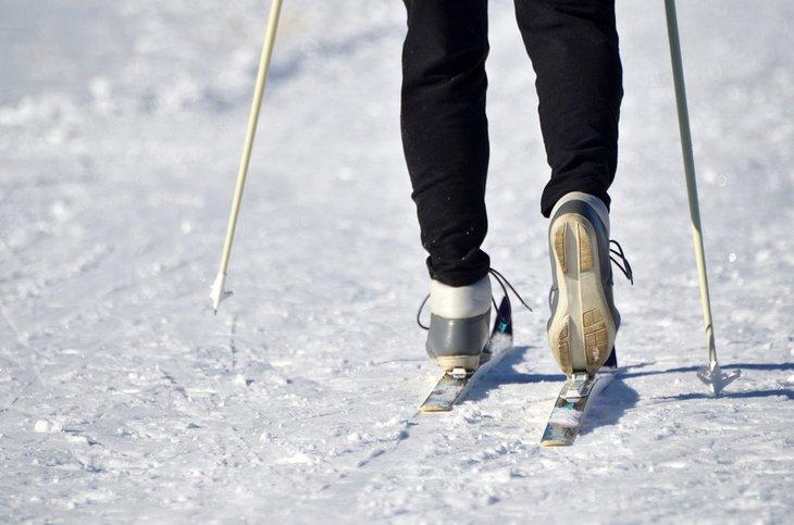 Gros plan d'un skieur de fond