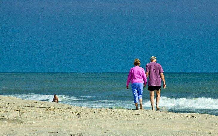 Pareja disfrutando de un paseo en Nobadeer Beach