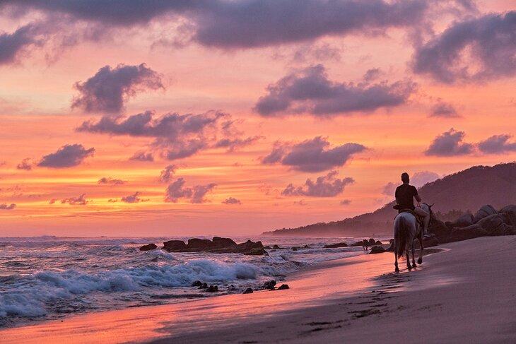 Paseo a caballo por la playa en Troncones