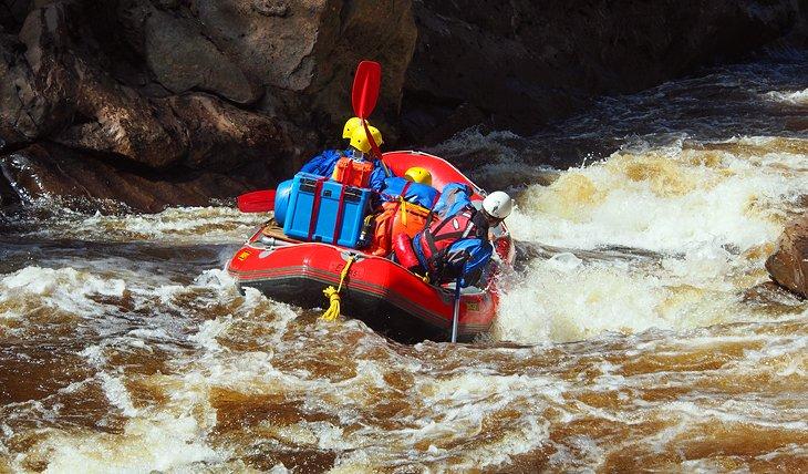 Hacer rafting en el río Franklin, Tasmania