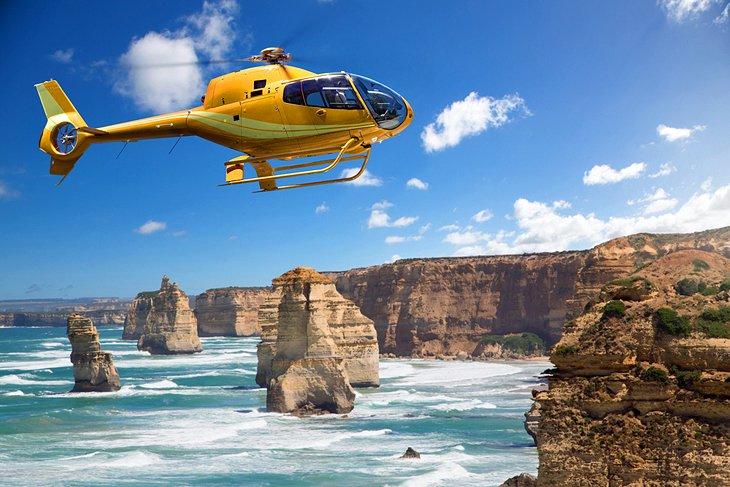 Un helicóptero sobrevolando los 12 Apóstoles, Victoria