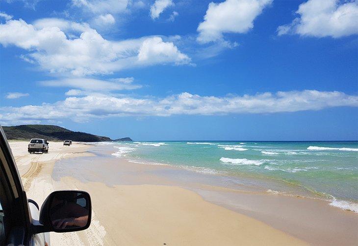 Vehículos 4x4 en la playa de la Isla Fraser