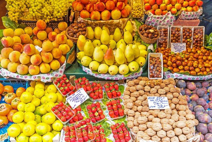 Fruta fresca a la venta en el mercado de Kadıköy