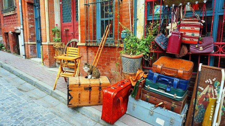 Productos singulares a la venta en una tienda en Balat