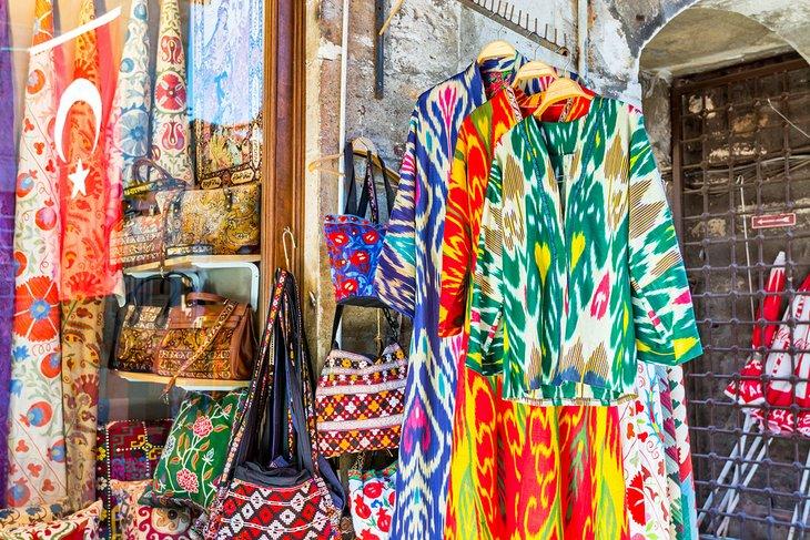 Ropa y artesanías a la venta en el Bazar de Arasta