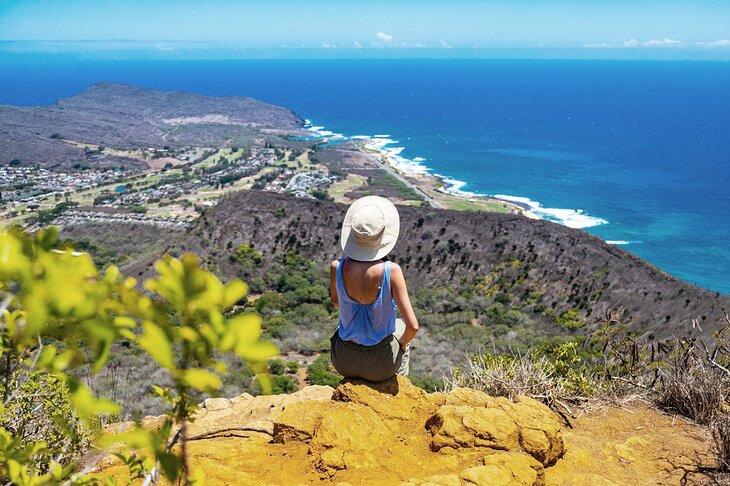 Wanderer genießt die Aussicht von der Koko Crater Tramway in Oahu