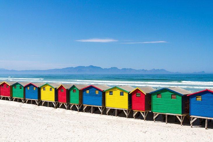 Cabañas coloridas en la playa en Muizenberg