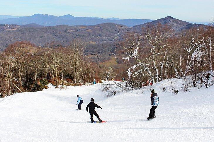 Snowboarders en una pista en Sugar Mountain