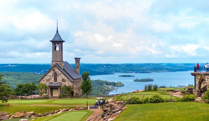 Iglesia de piedra con vista a Branson, Missouri