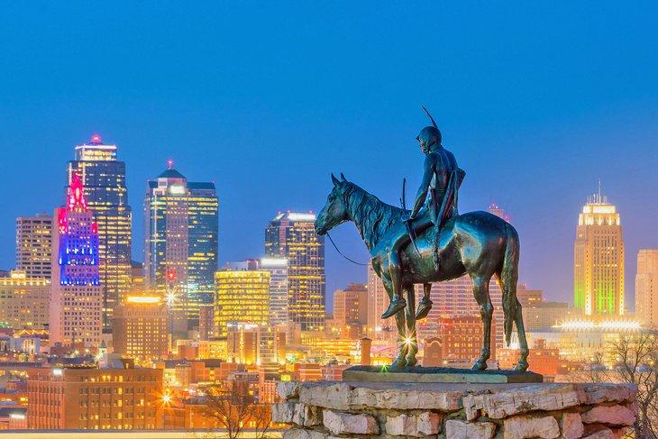 La estatua del Scout con vista al horizonte de Kansas City
