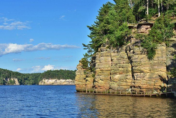 Acantilados vistos desde un tour en barco en los Upper Wisconsin Dells