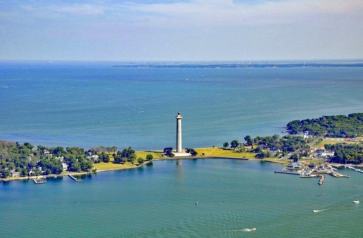 Vista aérea del memorial de Perry's Victory & International Peace Memorial y Put-in-Bay