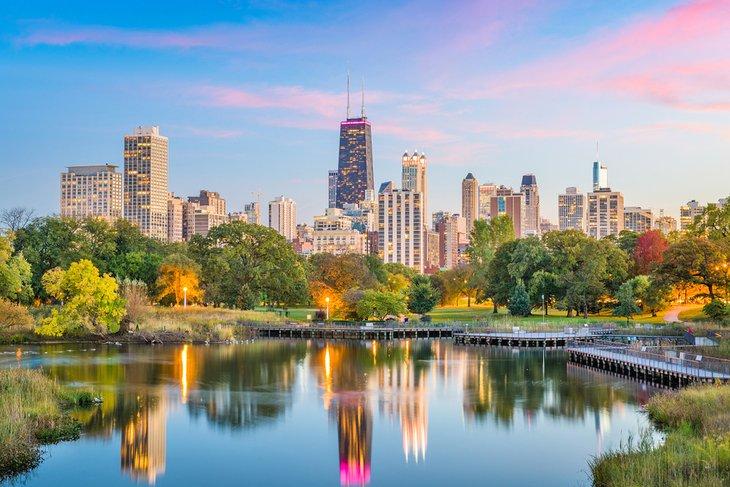 Lincoln Park y el centro de Chicago al anochecer