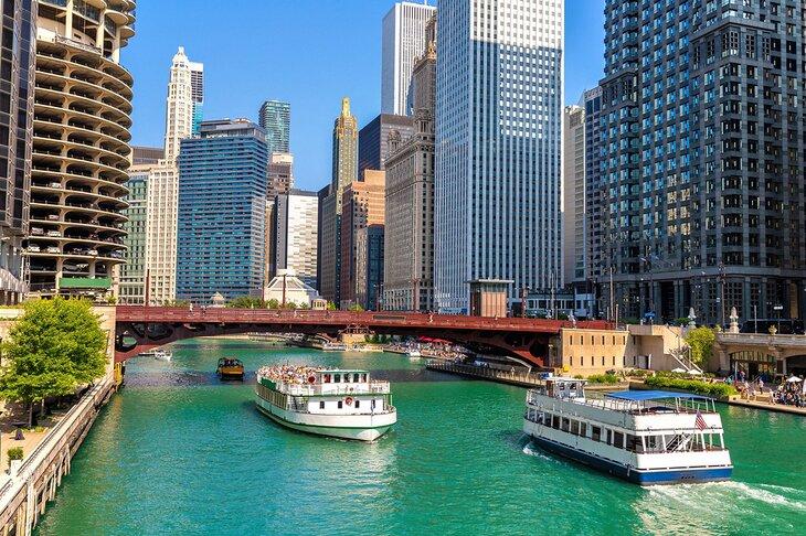 Barcos turísticos en el centro de Chicago, Illinois