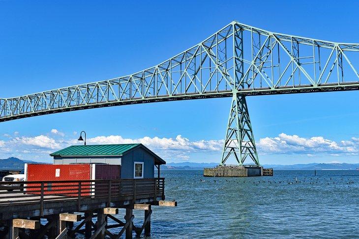 Puente Astoria-Megler, Astoria