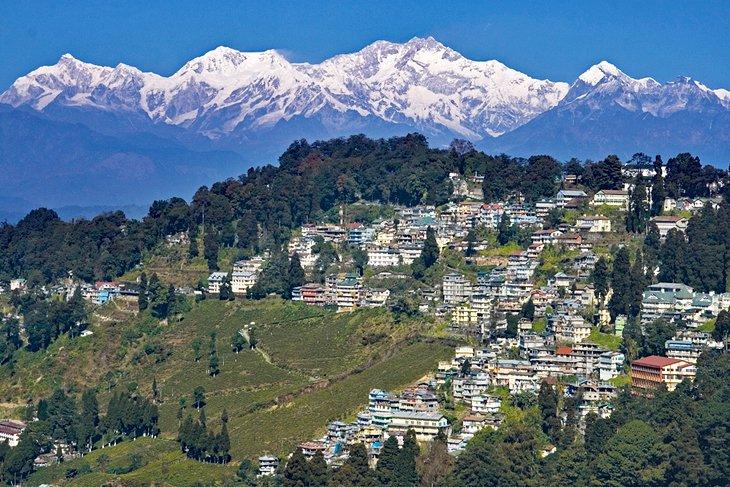 Darjeeling mit dem schneebedeckten Khangchendzonga im Hintergrund