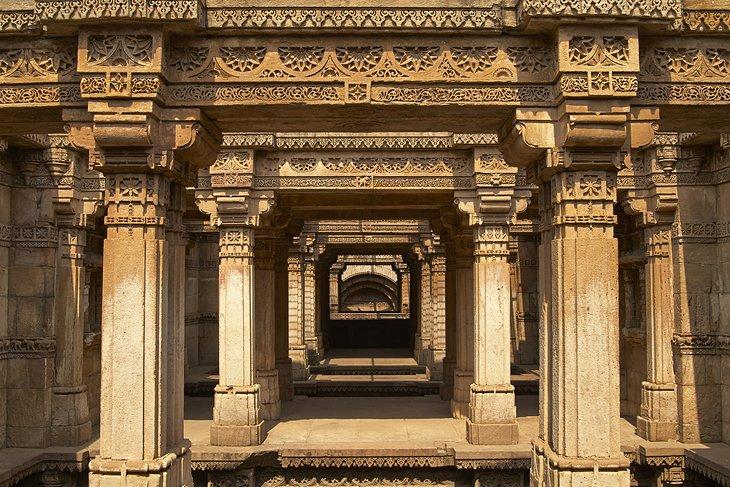 Der kunstvoll geschnitzte Adalaj-Stepwell am Rande von Ahmedabad