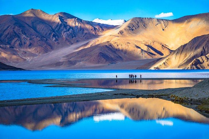 See und wunderschöne Berglandschaft in Ladakh