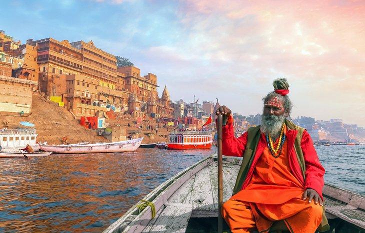 Ein heiliger Mensch am Ganges in Varanasi