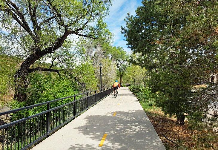 Caminar o andar en bicicleta por el sendero del río Animas