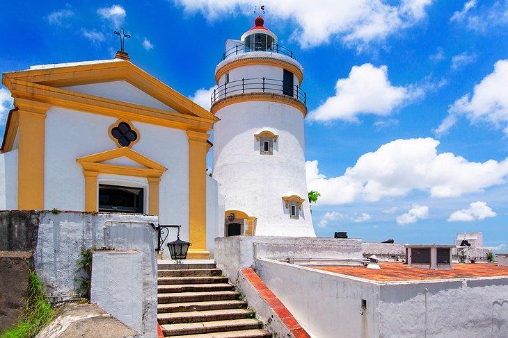Faro y capilla de Guia