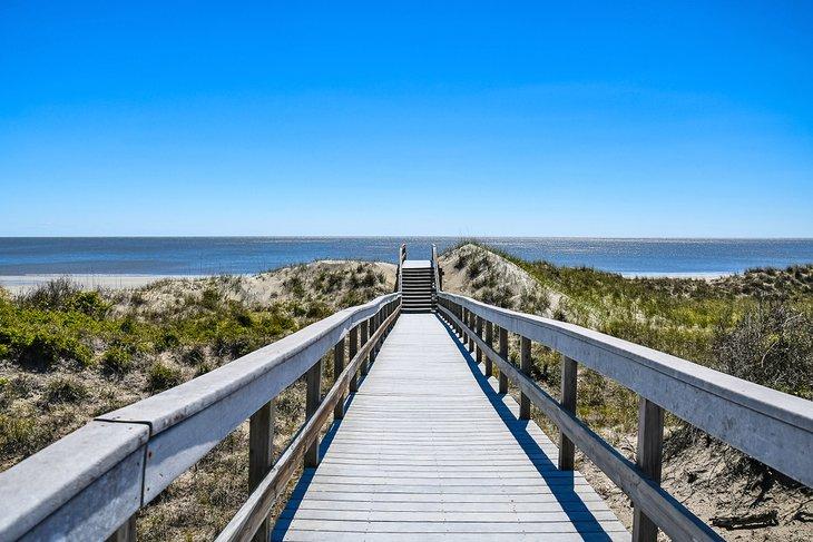 Pasarela de madera que lleva a Glory Beach
