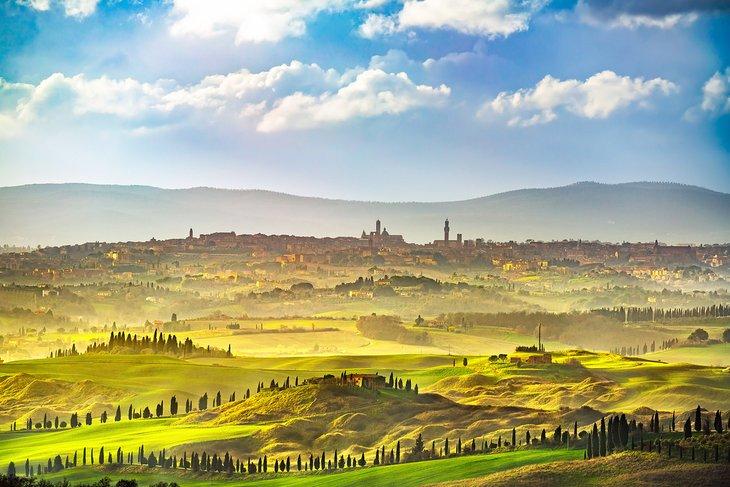 Colinas toscanas y la ciudad de Siena