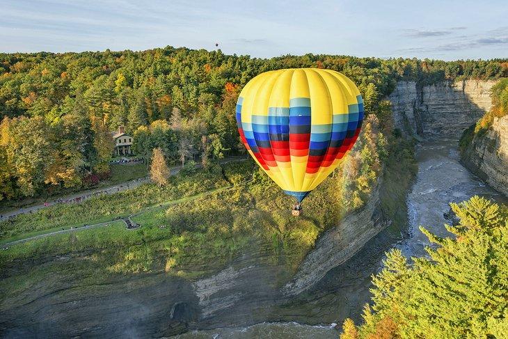 Montgolfière au-dessus du parc d'État de Letchworth
