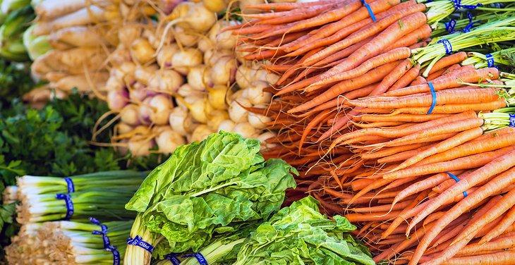 Verduras orgánicas a la venta en el Mercado de Agricultores Ferry Plaza