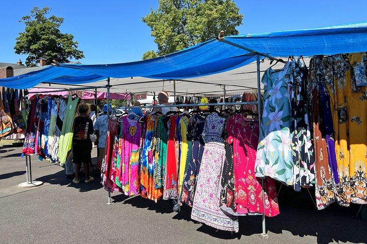 Ropa a la venta en el mercado de Rice