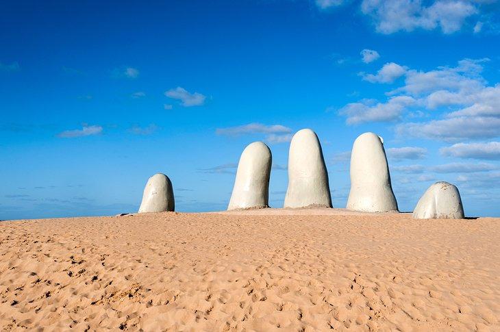 La Mano en la Playa Brava