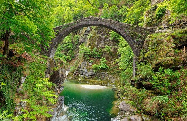 Ponte Romano (Puente Romano) en Intragna