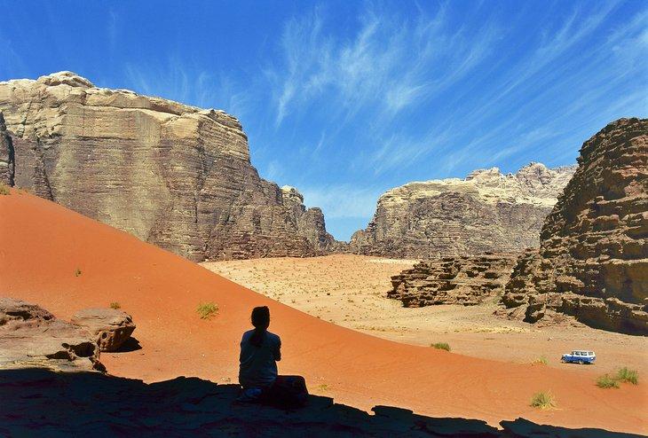 Genießen Sie die Aussicht auf die Wadi Rum-Wüste