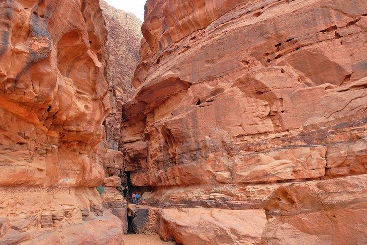 Wanderer betreten den Khazali Canyon