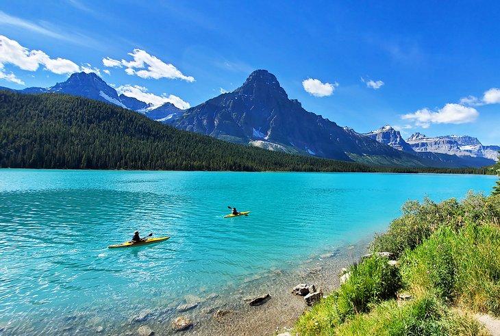 Paddleadores en el lago Waterfowl en el Parque Nacional Banff