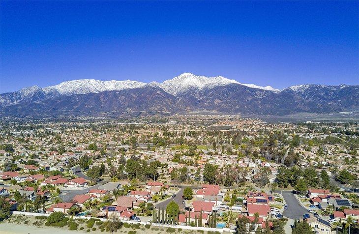 Mount Baldy y el Bosque Nacional de Ángeles sobrevolando Rancho Cucamonga