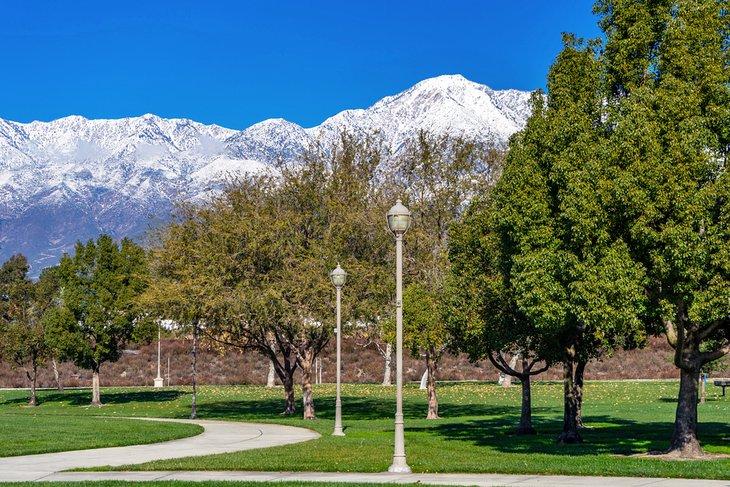 Montañas nevadas detrás de Central Park en Rancho Cucamonga