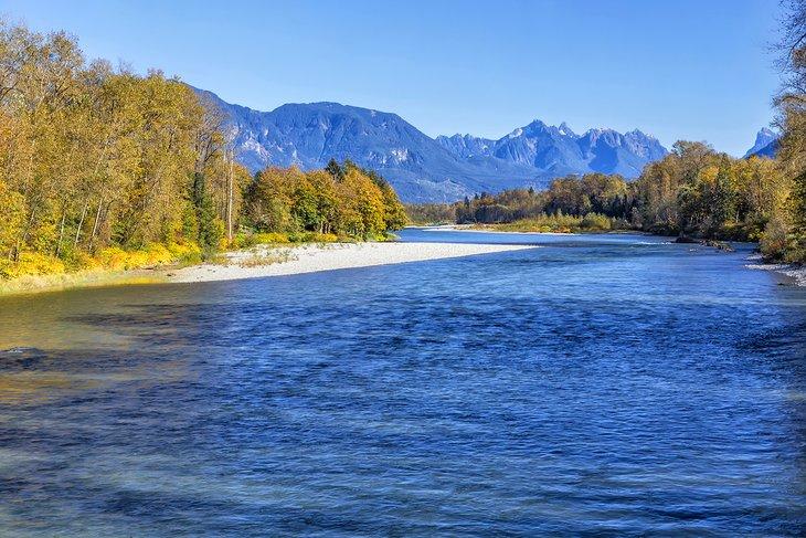 Rivière Skykomish dans la forêt nationale de Mount Baker-Snoqualmie