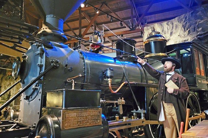 Locomotive à vapeur dans le musée ferroviaire de l'État de Californie
