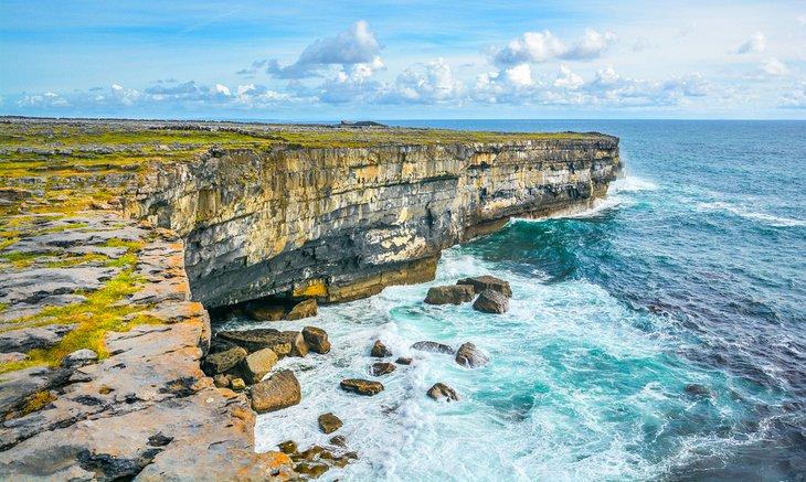 Los acantilados escénicos de Inishmore, Islas Aran