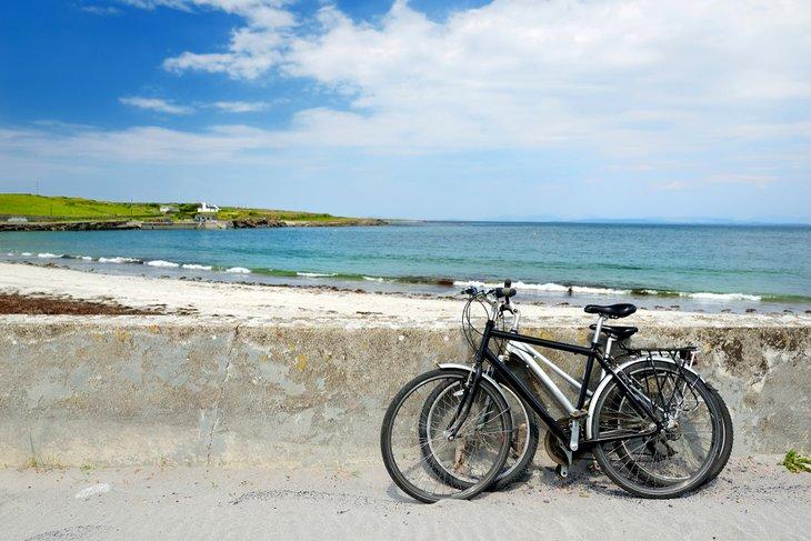 Dos bicicletas cerca de una playa de arena en la isla de Inishmore, Islas Aran