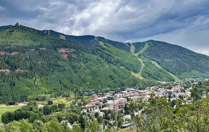 Vista de Telluride desde las montañas justo fuera del pueblo