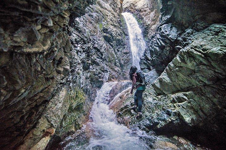 Un randonneur explorant les chutes de Zapata