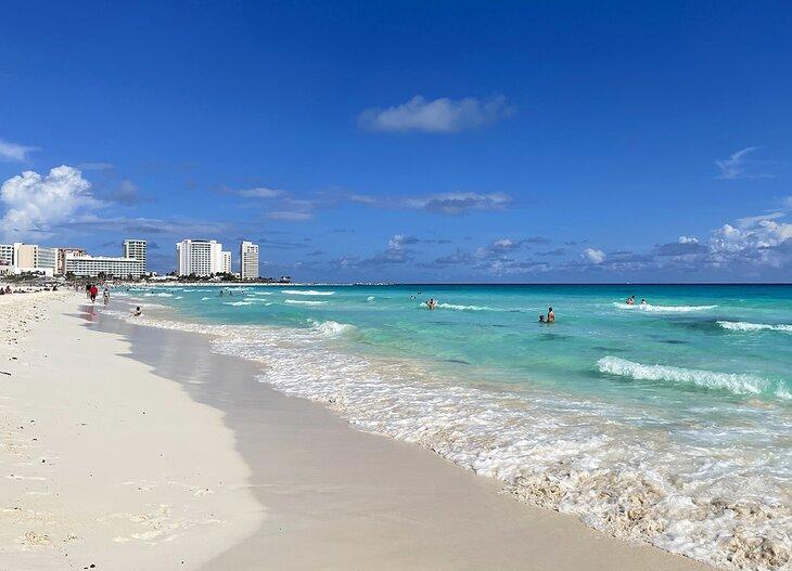 Olas que rompen en la playa de Cancún
