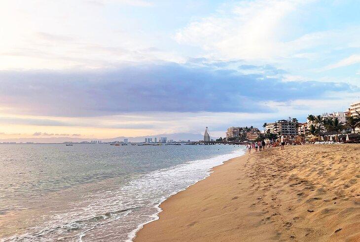 Playa Los Muertos al atardecer