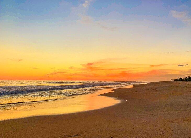Atardecer sobre la playa en Puerto Escondido