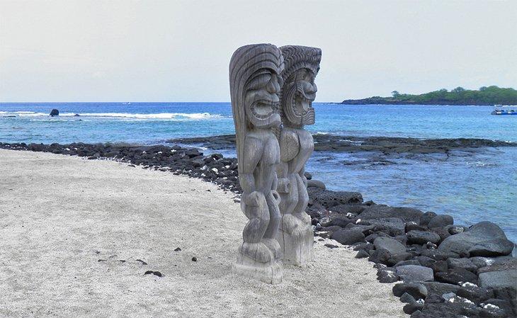 Holzskulpturen im Kealakekua Bay State Historical Park
