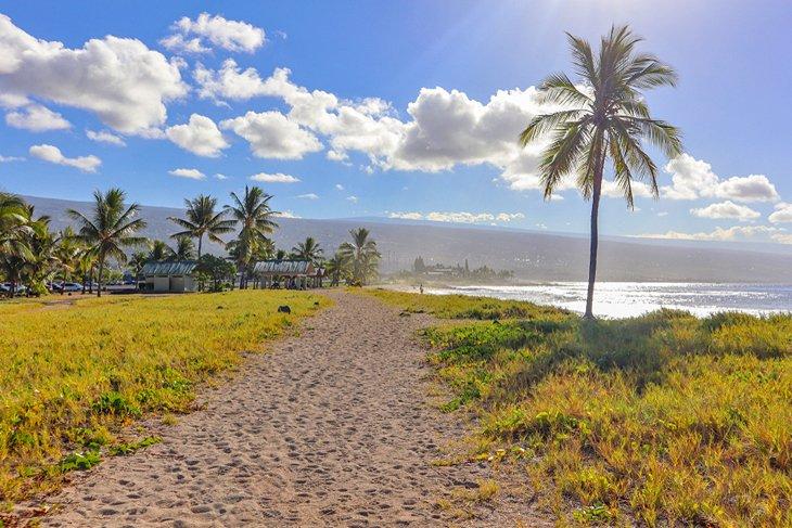Wanderweg am Meer im Old Kona Airport Recreation Bereich in Kailua-Kona